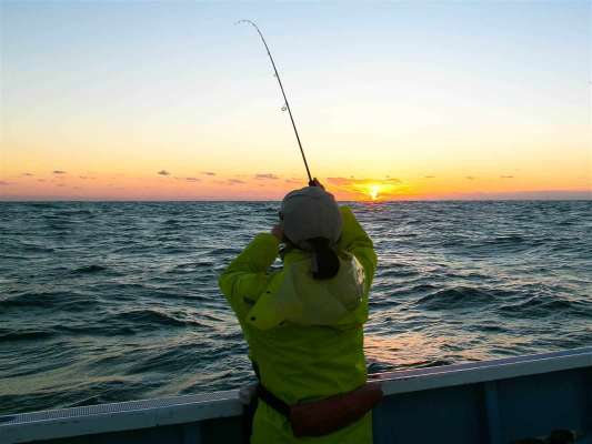 波が高い状態であったのでテンヤのコントロールに集中。 ©釣りビジョン