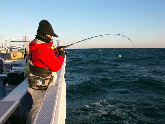 知人に大きな引きが。 ©釣りビジョン