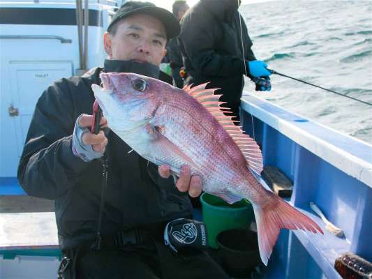 途中タイメタルにトライしていたアングラーが良型ゲット。 ©釣りビジョン