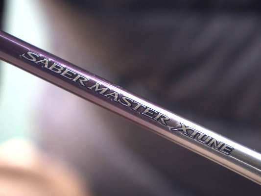 トーナメントシーンから必要とされたロッド。ロッド：サーベルマスター XTUNE TENYA64MH 195（シマノ）リール：フォースマスター300DH（シマノ）。©釣りビジョン