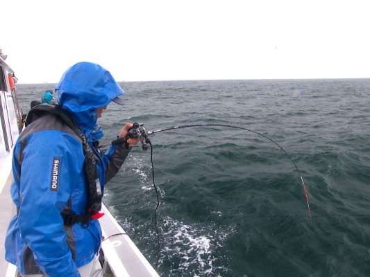 遂に大型がヒット。©釣りビジョン