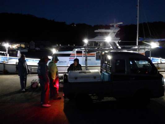 若女将が軽トラの荷台で受け付けを開始する。 ©釣りビジョン