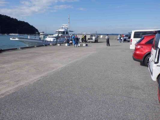 富浦港に停泊する『共栄丸』前に集合。船の真ん前が駐車場。 ©釣りビジョン