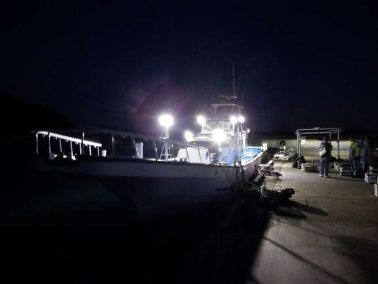 5時30分頃、出船準備開始。船に明るい照明が灯った。 ©釣りビジョン