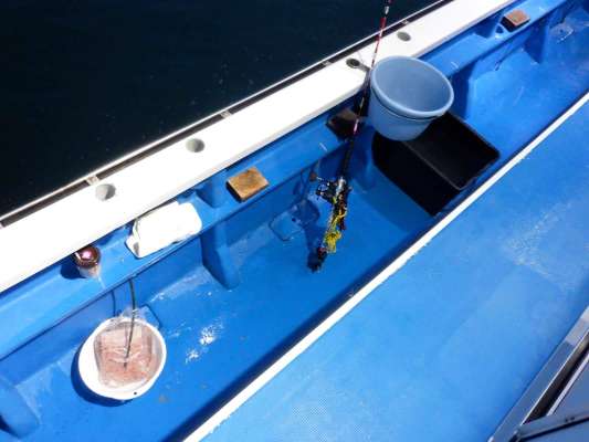 釣り座にはコマセとコマセバケツ、海水桶、タオルが用意されている。 ©釣りビジョン