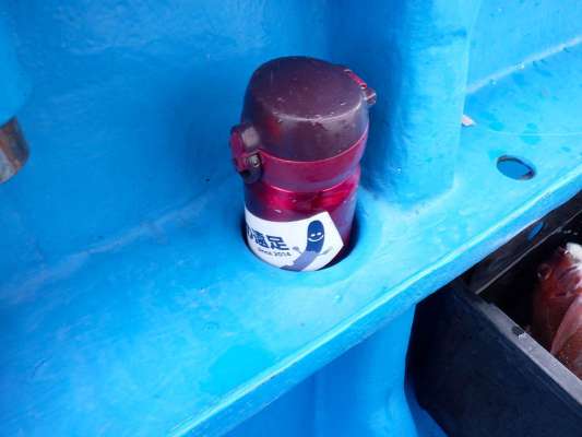 船縁の棚には飲み物などを立てられる窪みが作られている。 ©釣りビジョン