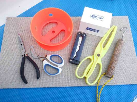 糸巻き、ゴミ箱、ハリ外し、魚バサミ、ハサミなど。 ©釣りビジョン