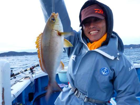 船中1匹目は30cm級の良型イサキ、ひとまず魚の活性は良さそうだ！ ©釣りビジョン