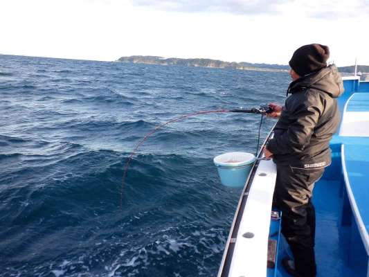 続いて左舷ミヨシの竿もいい感じに曲がった！ ©釣りビジョン