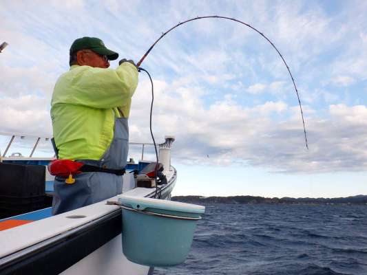 右舷ミヨシの釣り人、この竿の曲がり、今日イチだ！ ©釣りビジョン