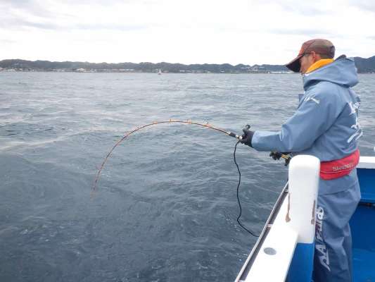 終盤、右舷大ドモの竿が大きく曲がった！デカそうだ！ ©釣りビジョン