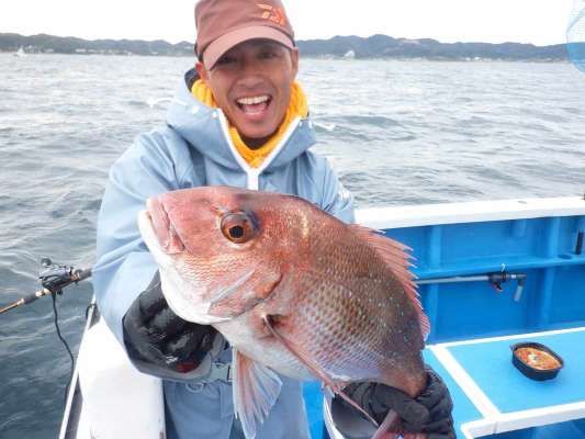 2.1kg！この日最大のマダイ！「嬉しい！やっと釣れました！」 ©釣りビジョン
