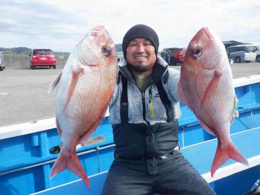 「綺麗なマダイでしょ！とても元気で良い引きでした！」 ©釣りビジョン