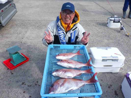 記者も取材しながら何とか4匹釣って2番手に！ ©釣りビジョン