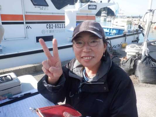 面倒見が良くてチャーミングな若女将のかおりさん。 ©釣りビジョン