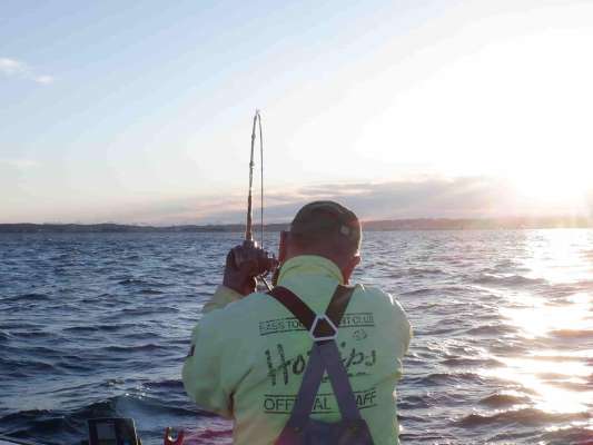 朝陽で海面が眩しく輝き出すと軟らかいマダイ竿が満月にしなった！ ©釣りビジョン