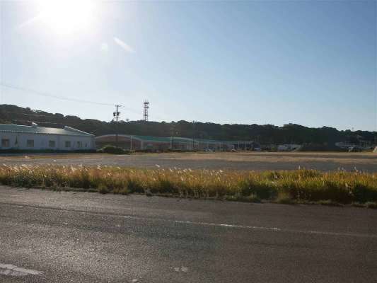 市場裏の広場が駐車場。 ©釣りビジョン