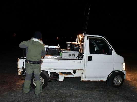 朝時間になると車で荷物を船の前まで運んでくれる。 ©釣りビジョン