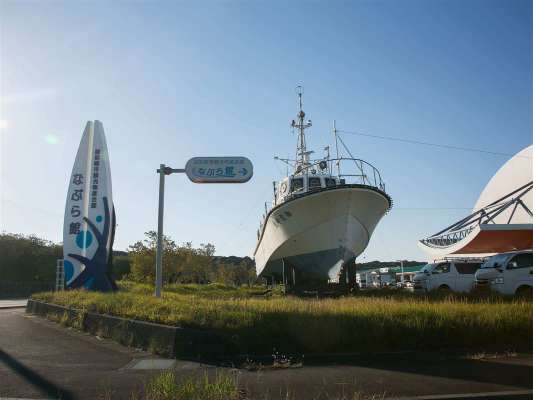 「なぶら館」が目印・商店もあるので帰りに休憩できる。 ©釣りビジョン