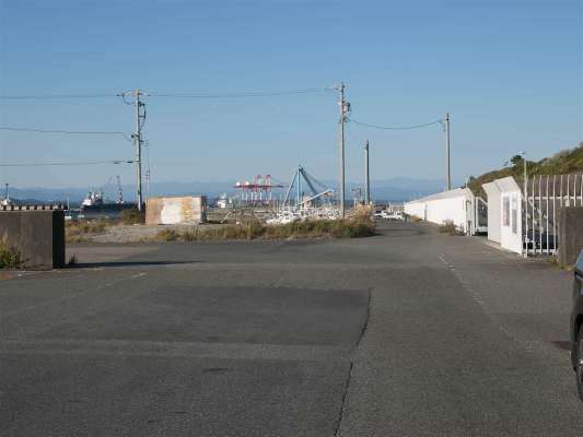 駐車場の脇に港の入り口。 ©釣りビジョン