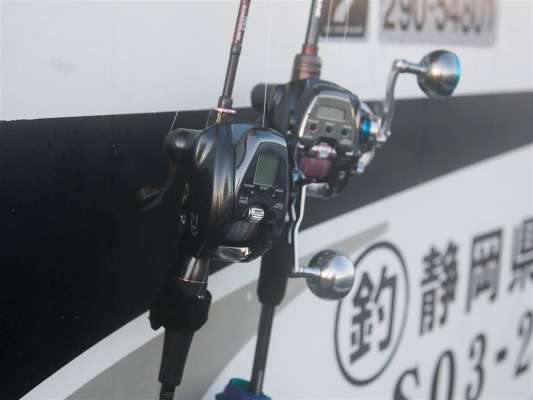 小型の電動リールも様々なタイプがある。こちらは手巻き時の巻きスピードが速いタイプ。 ©釣りビジョン