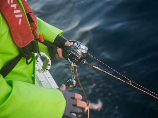 小型の電動リール。細いPEラインとの相性もよい。 ©釣りビジョン