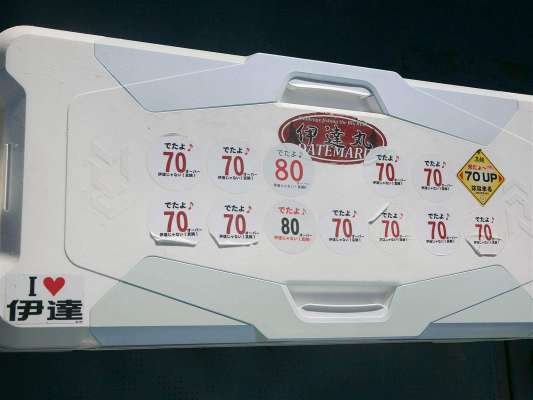 『伊達丸』で良型を釣るともらえるステッカー。 ©釣りビジョン