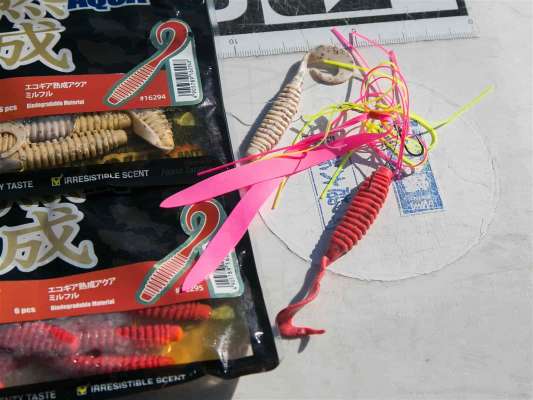 ネクタイ部のボリューム＆長さアップに専用のワームも発売されている。 ©釣りビジョン