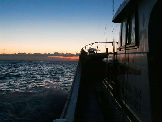 夜明けと共に御前崎沖に出船。 ©釣りビジョン