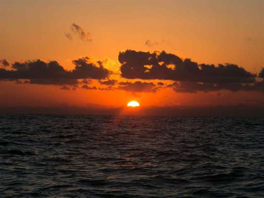 御来光の中、潮の影響を見ながらポイントを探る。 ©釣りビジョン