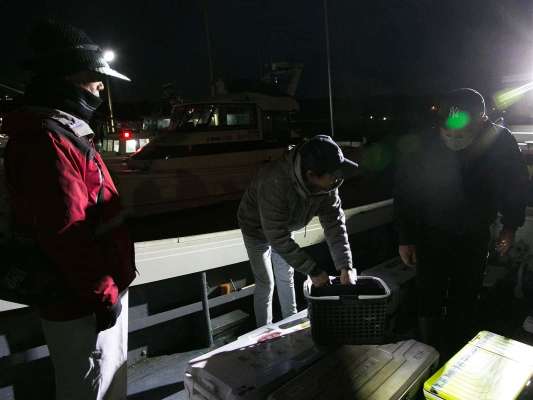 乗船し、じゃんけんで釣り座を確保・グループは相談しよう。 ©釣りビジョン