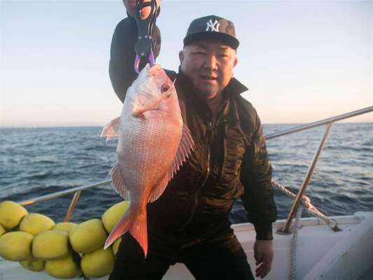 一投目からマダイ。期待が高まる。 ©釣りビジョン