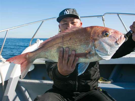 見事なサイズをキャッチした常連さん。 ©釣りビジョン