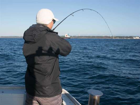 スピニングタックルでドラグを効かせながらファイト。 ©釣りビジョン