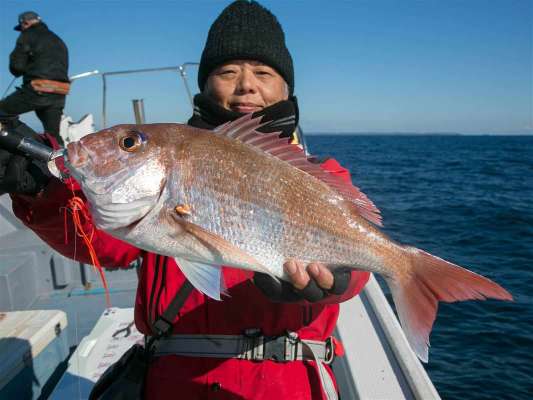 タイラバ初挑戦で嬉しい一尾。 ©釣りビジョン