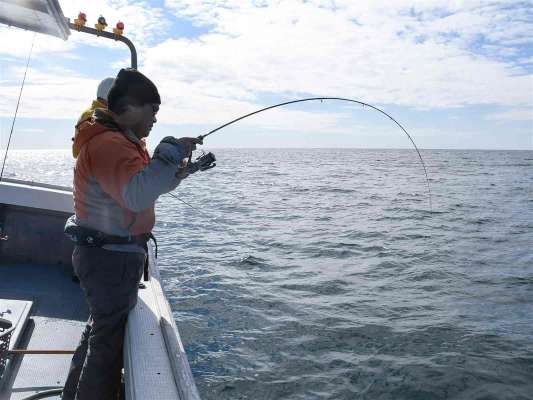 後方とダブルヒット。 ©釣りビジョン