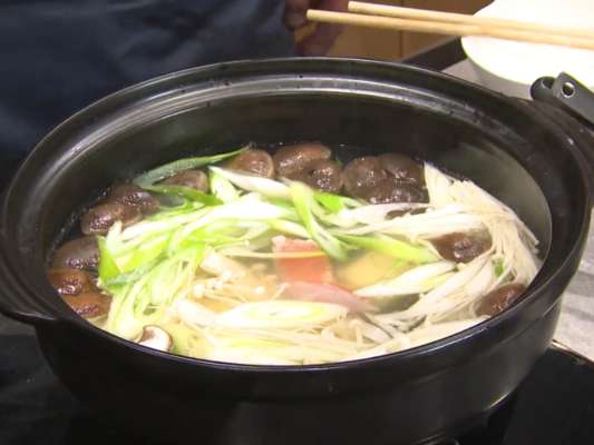 冬といったら鍋！アラと昆布で取った旨味たっぷりの鍋に大ぶりに切ったキンメで赤い色を生かす。大根は皮ごとおろすことにより辛味が出て味のカギを握るという。「有無を言わせぬ旨さ！」と思わずウエカツもガッツポーズ！最後のご飯も、雑炊と思いきや全く違った調理へと姿を変えていく。何になるかは番組を要チェック！©釣りビジョン