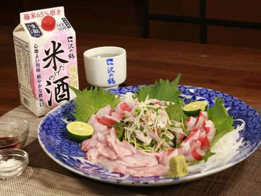 刺身では、炙り薬味和え、湯霜、皮引き。ワサビはない方が美味しいそうだ！また、身は厚く切ることでキンメの肉の香りを感じるとのこと。1品目にして「キンメの実力の片鱗を見た」とその旨さに上田も唸った。©釣りビジョン