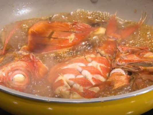 姿煮が多い中、敢えて2枚おろしにしてから煮付ける。火の通りが均一となり、煮る時間が短くなるということで、あっという間に完成！定番料理にだって、まだまだ知らない調理法があるのだ。さらに「煮付けには和がらしが合う」とのこと。ほんとに！？ぜひ一度試してみたい。©釣りビジョン