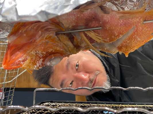 キンメでは珍しい塩焼き。ウエカツをして、1匹の魚を焼く為にこれほど知恵を絞ったことはないとのこと。表1割、裏7割、もう1度表2割。このイメージで焼き上げるのがベスト。小さめのキンメを使用することで皮はパリッ、身はギュッ、と最高の仕上がりに。ウエカツ「塩焼きにはワサビ」。©釣りビジョン