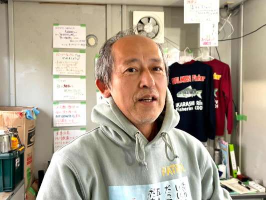 五十嵐川漁協で、サケ有効利用調査の事務局長を務める大森さん。かつては凄腕のバスマンで、12ポンド8オンスの巨大バスをメキシコで仕留めたこともある。 ©横沢鉄平