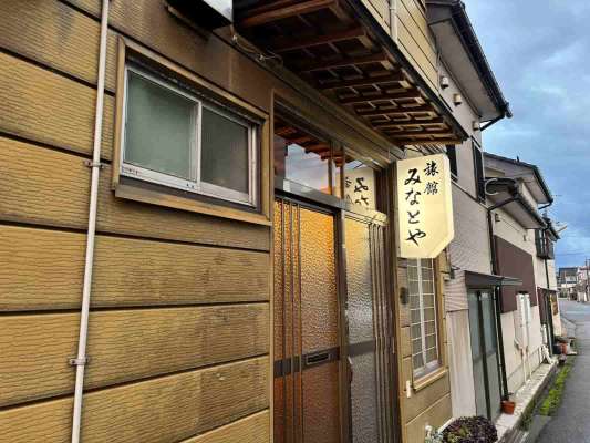 アイハラが釣ったオスのサケは、みなとや旅館のご主人が、3枚におろしてくれた！これは、サケ有効利用調査で来た宿泊客へのサービスなのだ。風呂も、部屋も、料理も大満足の宿です！ ©横沢鉄平