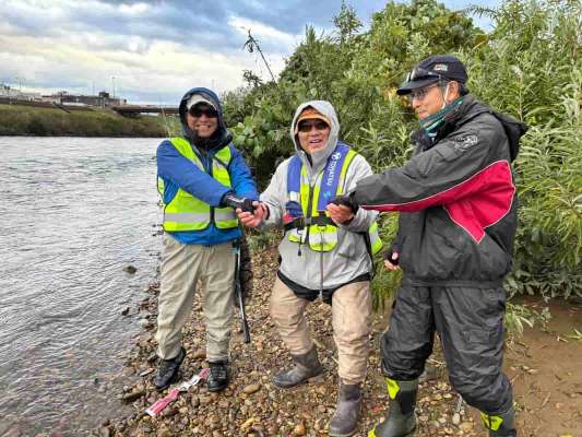 左が浅賀さん、右が丸山さん。この2人の協力のお陰でミッション達成できました！丸山さんは、自宅からリールオイルも持ってきてくれて、本当に助かった。ありがとうございます。 ©横沢鉄平