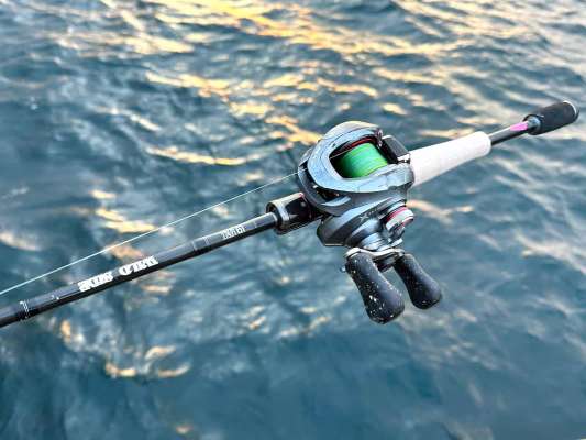 今回の使用タックル。ロッド：ワイルドサイドWSC67L+ベイトフィネス（レジットデザイン）。リール：クロナークCI4+151HGレフト（シマノ）。ライン：アップグレードX8ペンタグラム1号（よつあみ）。リーダー：シーガーグランドマックス2.5号（クレハ）。 ©望月俊典