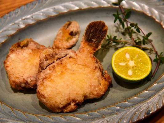 カワハギは唐揚げにした。まったく臭みがないばかりか、香ばしい旨みが詰まっている。ヒレまで美味しく食べられた。 ©望月俊典