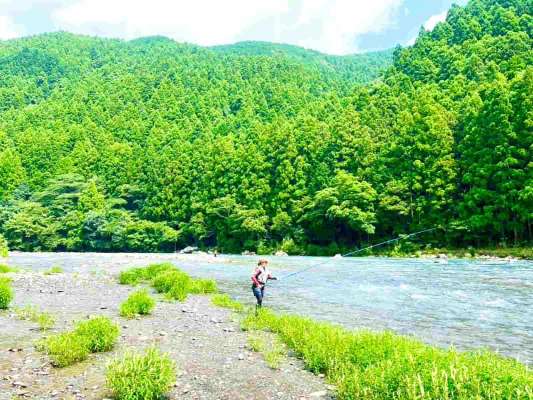 仲間達との良型鮎祭り！流れる「やすだじかん」は心地よい &copy;釣りビジョン