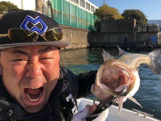 ジャイアントベイトで数々のビッグバスを釣り上げてきたSatanシマダだが、なんとロケ当時、シーバス釣りの経験はなかった。得意とする池原ダムのタックルをそのままに「バラム300」でランカーシーバスを狙っていくが果たして！？&copy;釣りビジョン