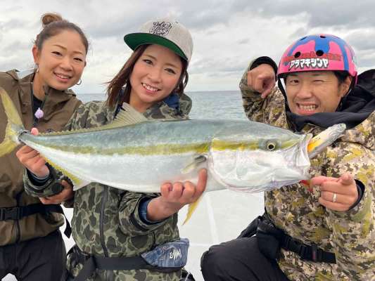 兵庫県西宮発、大阪湾のインショアゲームに特化したフィッシングガイドサービス「ベイサイドオッシャー」に乗船して、ブリトップゲームに挑戦。左から、にっしゃん、フッチー、アラマキシンヤ船長。&copy;釣りビジョン