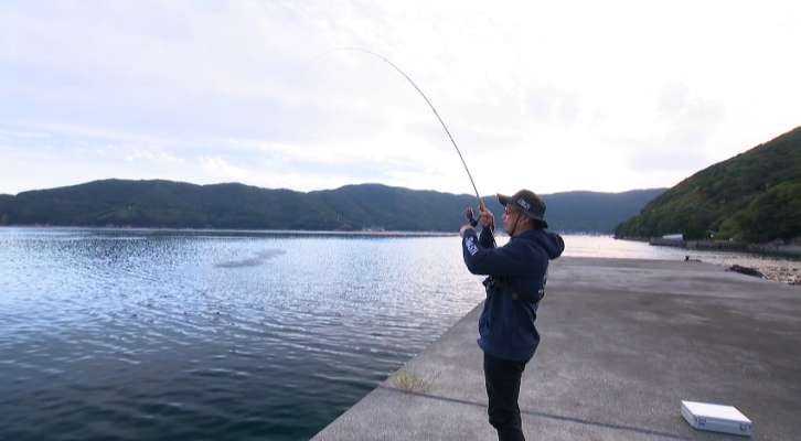 中越に初のヒット！テンションを掛けながら引いて、イカが上がってきた時にテンションを抜いてエギをストンと落とす。スクマニとSLASHのコラボエギ「テンションマスターGTR」がその実力を発揮してくれた。愛南の〝水のクリアさ〟にどう釣りを組立てて良いか悩んだという中越。「見えイカでキロアップが群れている様は中々目にすることがない」と、日本海のポテンシャルとの違いにも驚いていた。©釣りビジョン