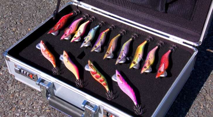 スクイッドマニアとSLASHのコラボエギ！前4色はSLASHテスター陣が考えたカラー。シンカーが特徴的で、重心が前にあってフォールが垂直に沈む、テンションフォール専用のエギ。イメージ的にはオカッパリからやるティップランのような感じとのこと。©釣りビジョン